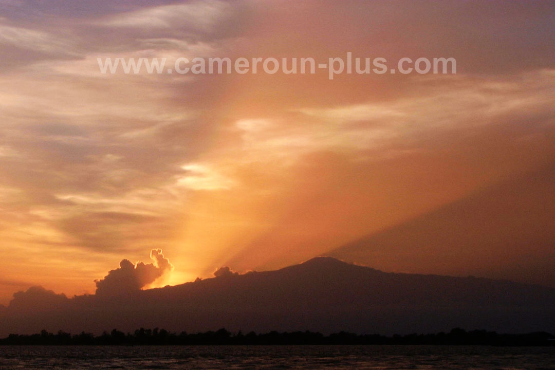 Cameroun, location bateau, coucher du soleil sur le Wouri