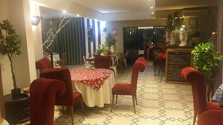 Cameroun, restaurant, Douala - Bonapriso, L
